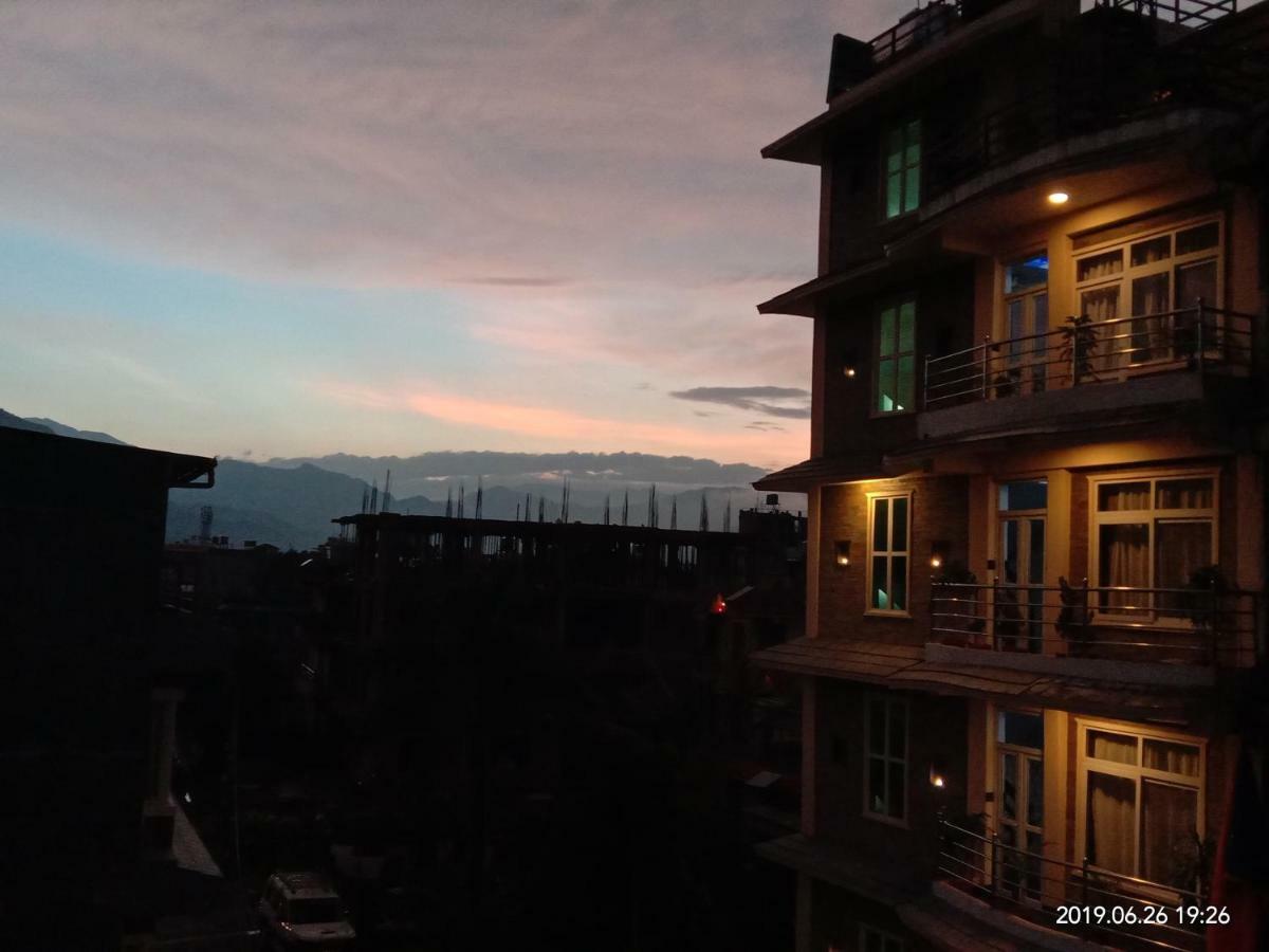 Hotel Aarjan And Restaurant Pokhara Bagian luar foto